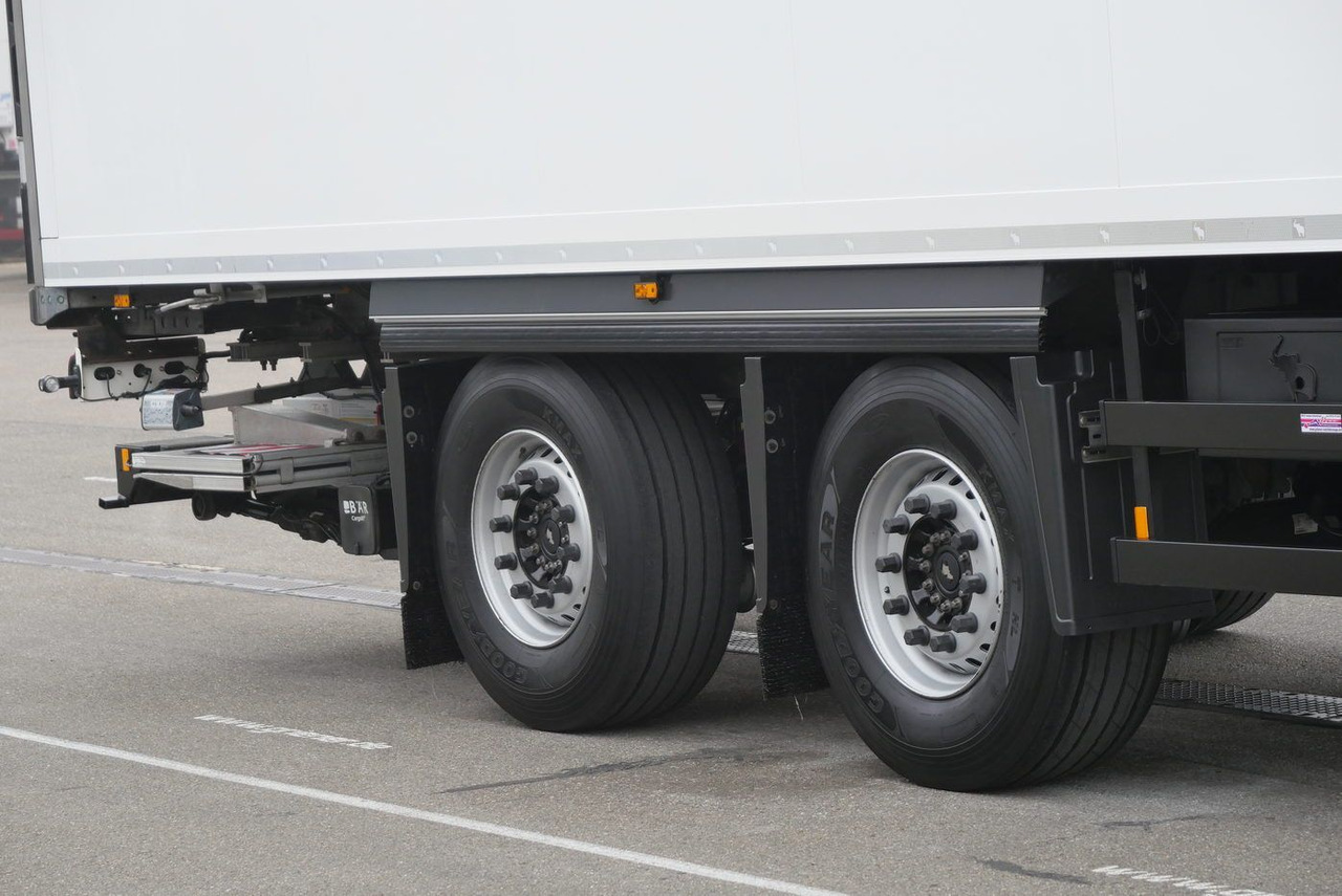 Schmitz Cargobull SKO 18/ LZG CITY FP 45 / LBW 2000 kg / CARR /TRI - Closed box semi-trailer: picture 4 Schmitz Cargobull SKO 18/ LZG CITY FP 45 / LBW 2000 kg / CARR /TRI - Closed box semi-trailer: picture 4