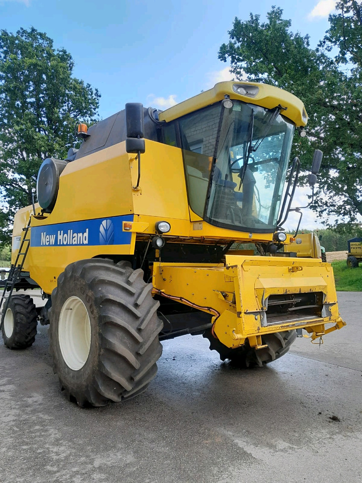 New Holland TC5070 - Combine harvester: picture 1 New Holland TC5070 - Combine harvester: picture 1