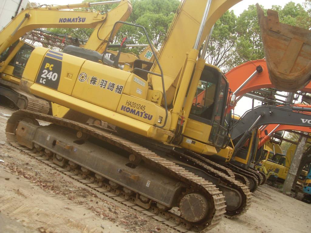 Komatsu PC240 - Crawler excavator: picture 1 Komatsu PC240 - Crawler excavator: picture 1