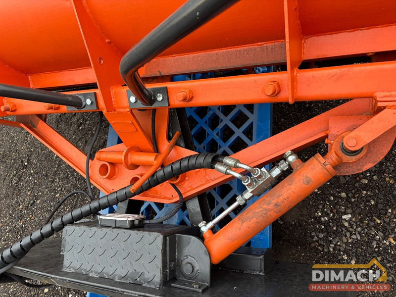 Pronar Snowblade 205 cm Sneeuwschuiver hydraulische draaibaar, met Bobcat opname 205 cm breed - Attachment: picture 3 Pronar Snowblade 205 cm Sneeuwschuiver hydraulische draaibaar, met Bobcat opname 205 cm breed - Attachment: picture 3