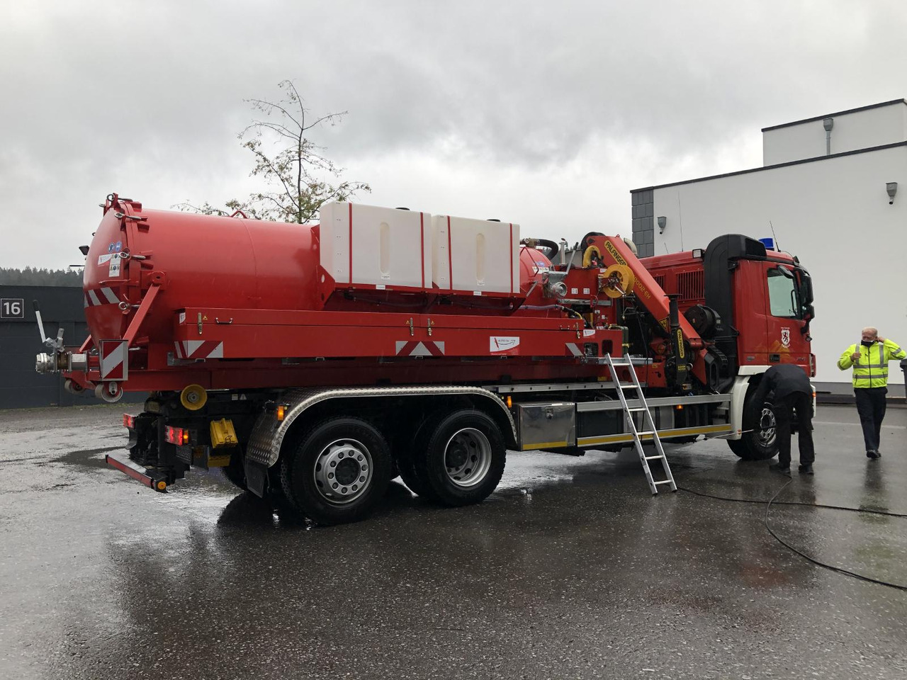 Abrollcontainer 10m³ Feuerwehr Wassertank - Roll-off container: picture 1 Abrollcontainer 10m³ Feuerwehr Wassertank - Roll-off container: picture 1