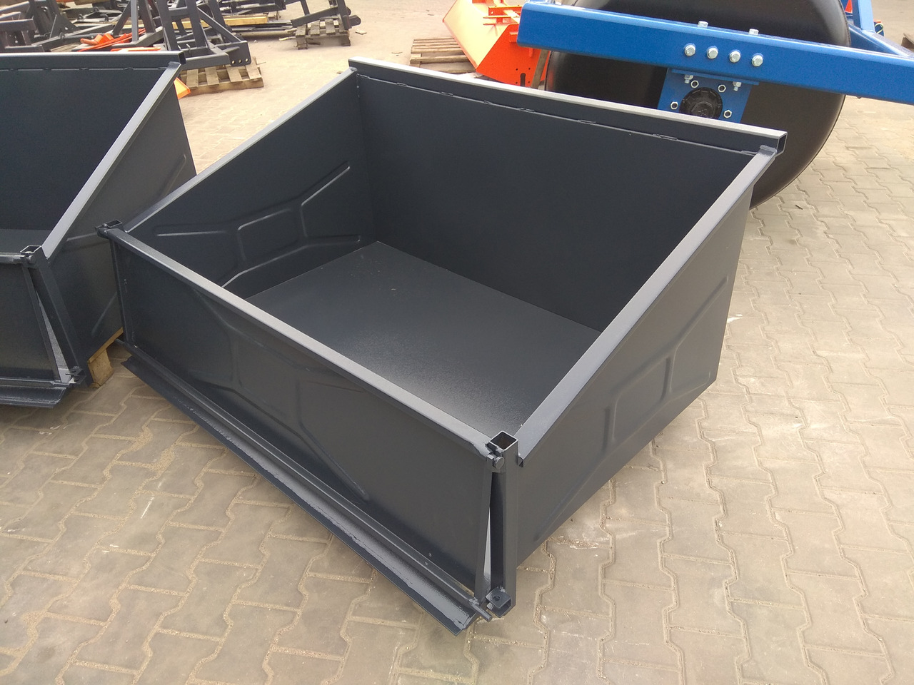 Metal-Technik Heckschaufel / Transport box / Caisse de transport / Skrzynia 2 m - Attachment for Agricultural machinery: picture 4 Metal-Technik Heckschaufel / Transport box / Caisse de transport / Skrzynia 2 m - Attachment for Agricultural machinery: picture 4