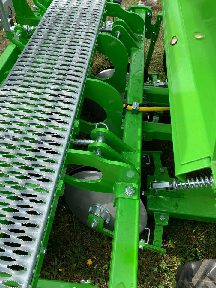 Bomet Kartoffelpflanzmaschine / Potato planter / Planteuse de pomme de terre / Piantapatate / Sadzarka ziemniaków - Potato planter: picture 5 Bomet Kartoffelpflanzmaschine / Potato planter / Planteuse de pomme de terre / Piantapatate / Sadzarka ziemniaków - Potato planter: picture 5