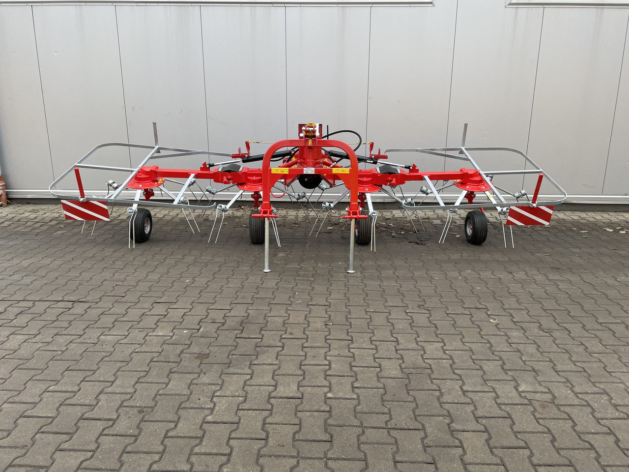 JAR-MET Schwader / Tedder / Faneuse / Przetrząsacz 5,2 m - Tedder/ Rake: picture 3 JAR-MET Schwader / Tedder / Faneuse / Przetrząsacz 5,2 m - Tedder/ Rake: picture 3