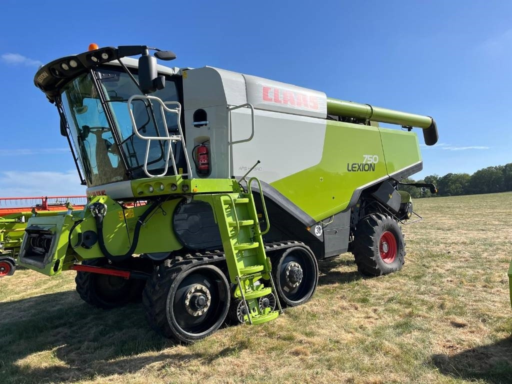 Claas 750TT c/w V900 Header - Combine harvester: picture 1 Claas 750TT c/w V900 Header - Combine harvester: picture 1