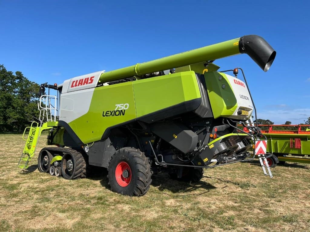 Claas Lexion 750TT c/w V900 Header - Combine harvester: picture 2 Claas Lexion 750TT c/w V900 Header - Combine harvester: picture 2