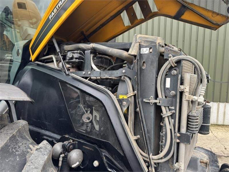 Farm tractor JCB Fastrac 4220 **8000 Hour Warranty**: picture 8