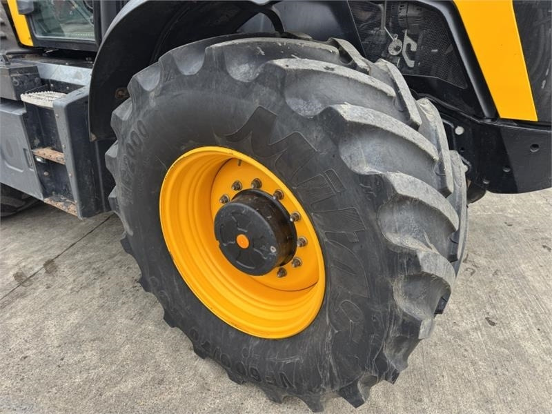 Farm tractor JCB Fastrac 4220 **8000 Hour Warranty**: picture 12
