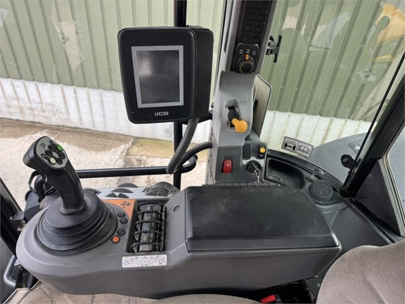 Farm tractor JCB Fastrac 4220 **8000 Hour Warranty**: picture 16