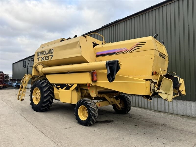 New Holland New Holland TX67 c/w 20ft Header - Harvester attachment: picture 4 New Holland New Holland TX67 c/w 20ft Header - Harvester attachment: picture 4