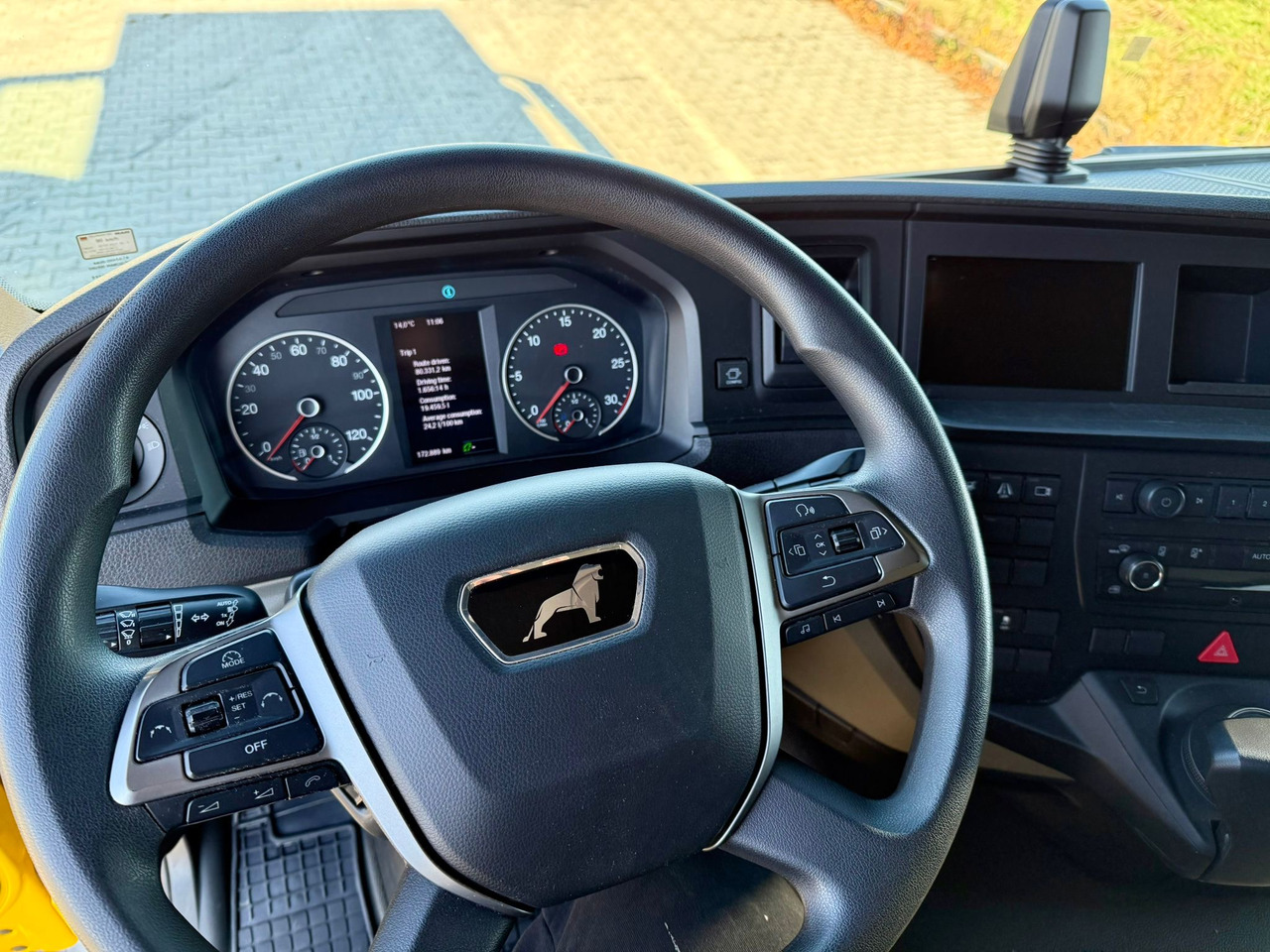 Isothermal truck MAN 18.320 / IZOTERMA / GRZANA / WINDA / 20 EUROPALET / AUTOMAT / 170 TYŚ KM / 2021 R / SYPIALKA / CAŁY NA PODUSZKACH / SPROWADZONY / JAK NOWY: picture 18 Isothermal truck MAN 18.320 / IZOTERMA / GRZANA / WINDA / 20 EUROPALET / AUTOMAT / 170 TYŚ KM / 2021 R / SYPIALKA / CAŁY NA PODUSZKACH / SPROWADZONY / JAK NOWY: picture 18