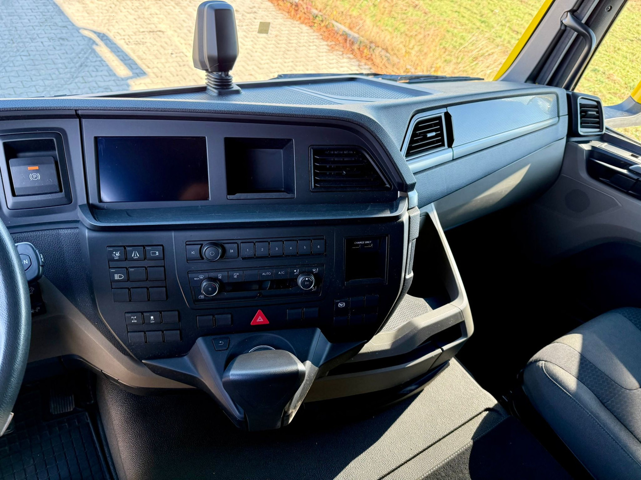 Isothermal truck MAN 18.320 / IZOTERMA / GRZANA / WINDA / 20 EUROPALET / AUTOMAT / 170 TYŚ KM / 2021 R / SYPIALKA / CAŁY NA PODUSZKACH / SPROWADZONY / JAK NOWY: picture 13 Isothermal truck MAN 18.320 / IZOTERMA / GRZANA / WINDA / 20 EUROPALET / AUTOMAT / 170 TYŚ KM / 2021 R / SYPIALKA / CAŁY NA PODUSZKACH / SPROWADZONY / JAK NOWY: picture 13