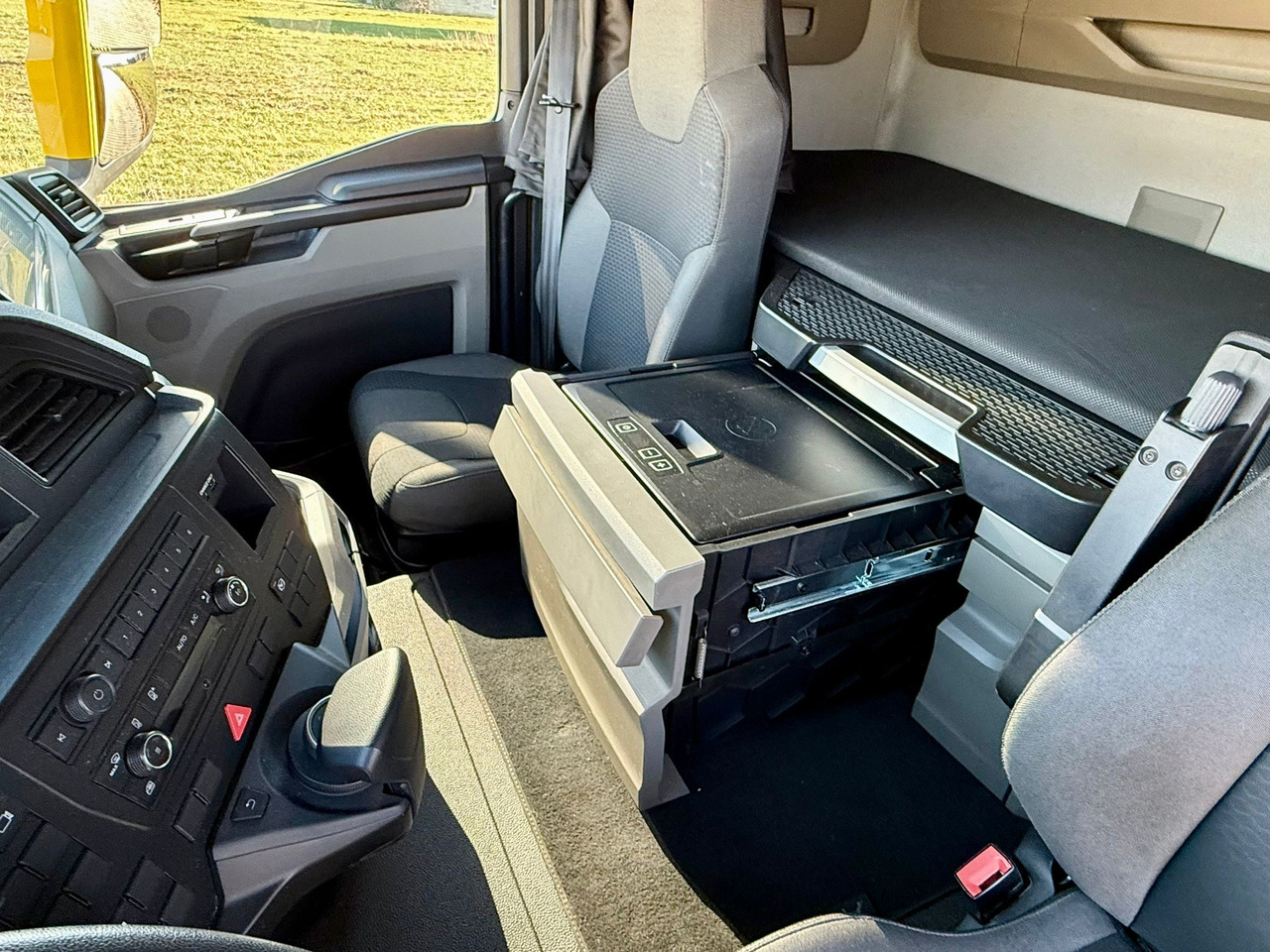 Isothermal truck MAN 18.320 / IZOTERMA / GRZANA / WINDA / 20 EUROPALET / AUTOMAT / 170 TYŚ KM / 2021 R / SYPIALKA / CAŁY NA PODUSZKACH / SPROWADZONY / JAK NOWY: picture 17 Isothermal truck MAN 18.320 / IZOTERMA / GRZANA / WINDA / 20 EUROPALET / AUTOMAT / 170 TYŚ KM / 2021 R / SYPIALKA / CAŁY NA PODUSZKACH / SPROWADZONY / JAK NOWY: picture 17