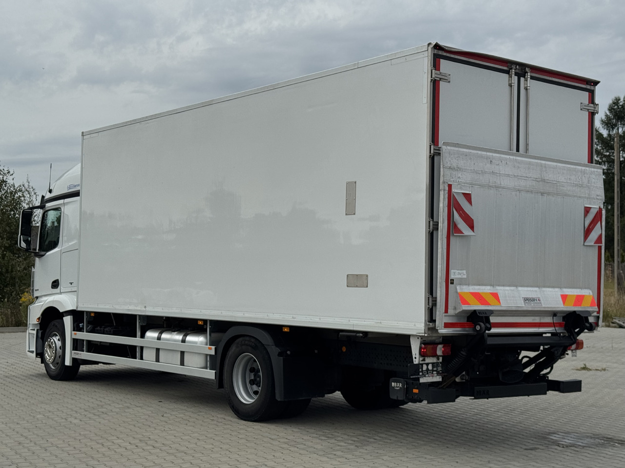 Mercedes-Benz ACTROS 1833 / CHŁODNIA / WINDA / 18 PALET / SILNIK 10677 cm3 / THERMO KING / 2017 ROK - Refrigerator truck: picture 3 Mercedes-Benz ACTROS 1833 / CHŁODNIA / WINDA / 18 PALET / SILNIK 10677 cm3 / THERMO KING / 2017 ROK - Refrigerator truck: picture 3