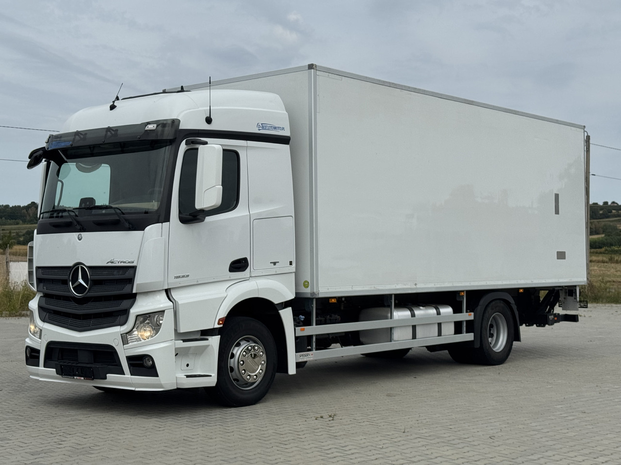 Mercedes-Benz ACTROS 1833 / CHŁODNIA / WINDA / 18 PALET / SILNIK 10677 cm3 / THERMO KING / 2017 ROK - Refrigerator truck: picture 2 Mercedes-Benz ACTROS 1833 / CHŁODNIA / WINDA / 18 PALET / SILNIK 10677 cm3 / THERMO KING / 2017 ROK - Refrigerator truck: picture 2