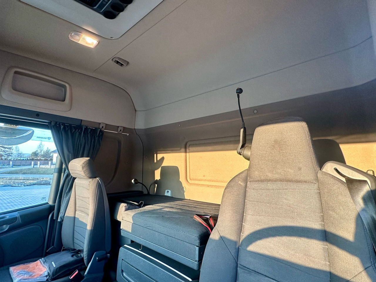 Isothermal truck SCANIA G360 / IZOTERMA / 6.8 M DŁUGOŚCI / AUTOMAT / CAŁA NA PODUSZKACH / KLIMA POSTOJOWA / ELEKTRYCZNA ROLETA TYŁ / SYPIALKA: picture 18