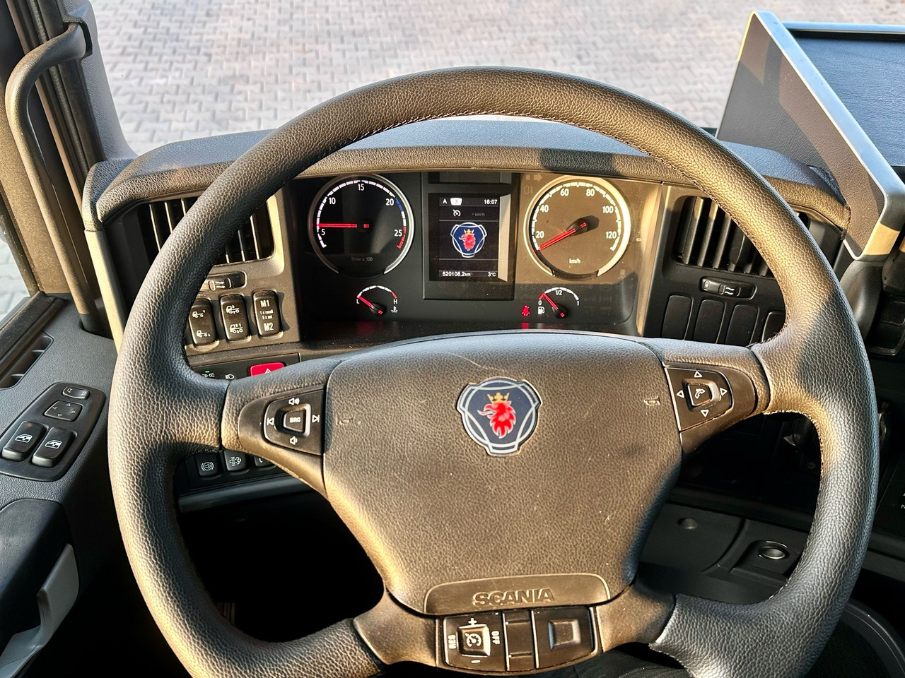 Isothermal truck SCANIA G360 / IZOTERMA / 6.8 M DŁUGOŚCI / AUTOMAT / CAŁA NA PODUSZKACH / KLIMA POSTOJOWA / ELEKTRYCZNA ROLETA TYŁ / SYPIALKA: picture 20