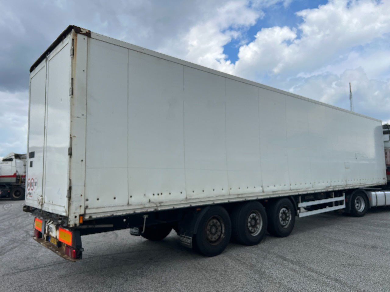 Kögel 2x lift axle, SAF disc - Closed box semi-trailer: picture 3 Kögel 2x lift axle, SAF disc - Closed box semi-trailer: picture 3