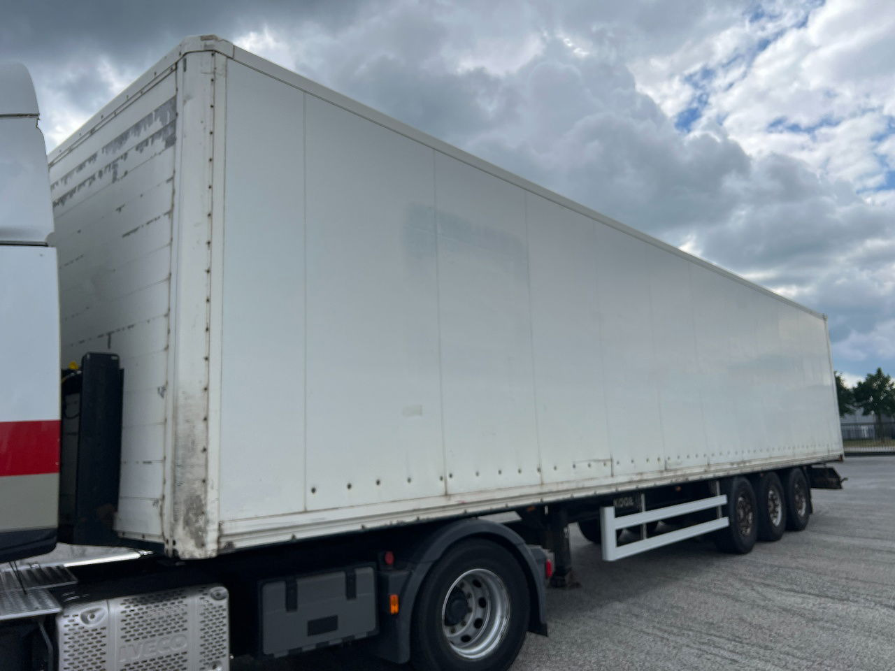 Kögel 2x lift axle, SAF disc - Closed box semi-trailer: picture 1 Kögel 2x lift axle, SAF disc - Closed box semi-trailer: picture 1