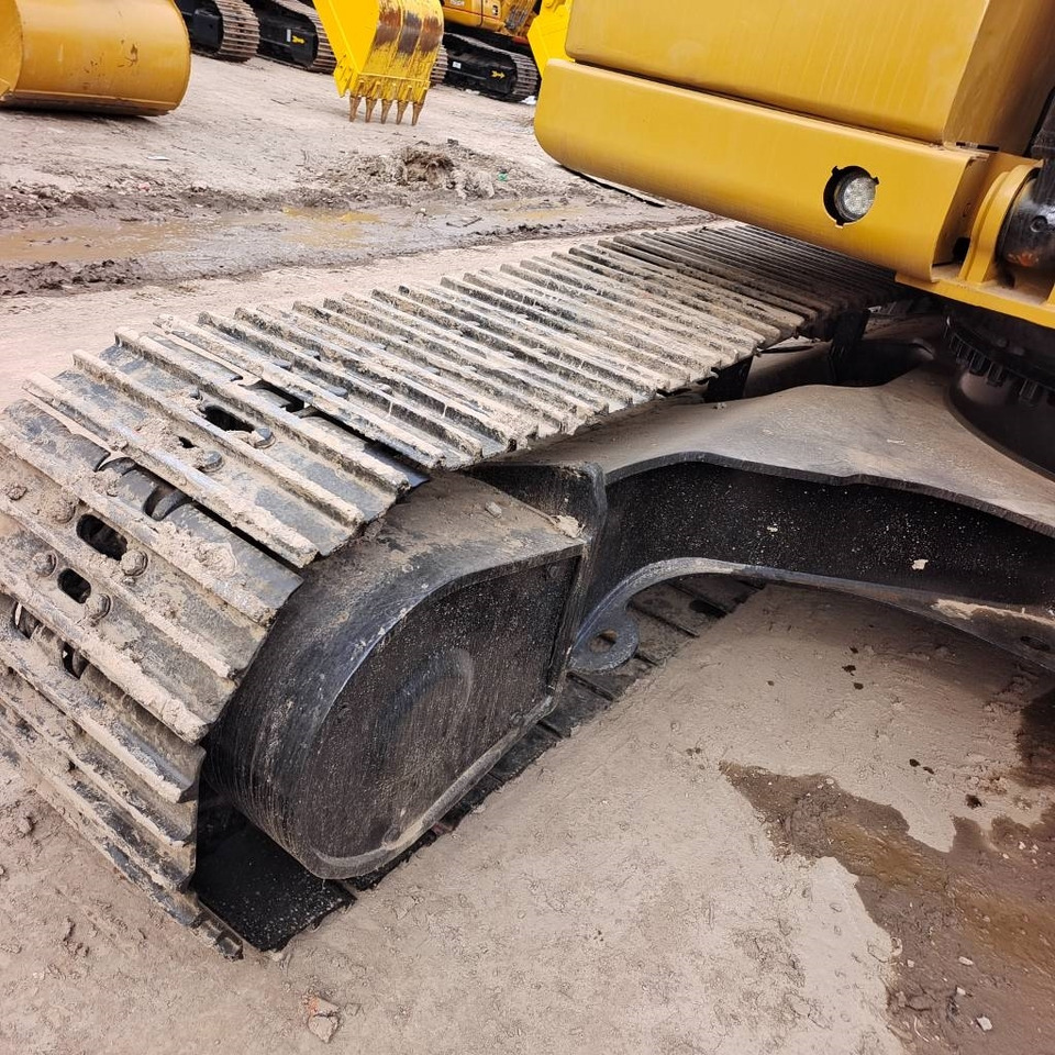 Crawler excavator CAT 320 GC: picture 19