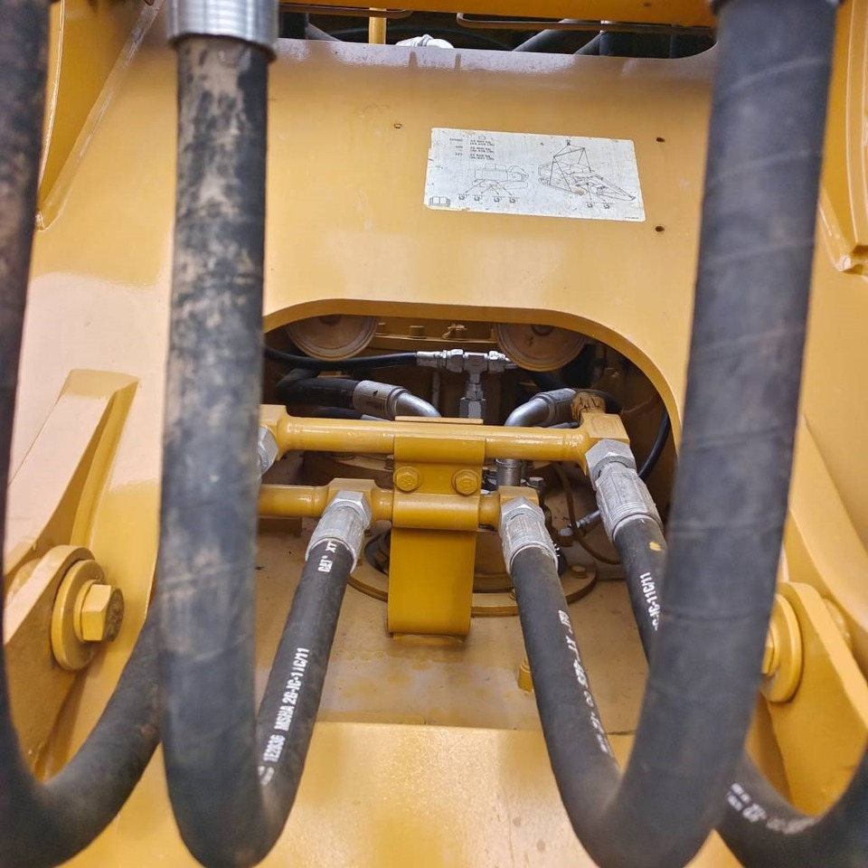 Crawler excavator CAT 320 GC: picture 18