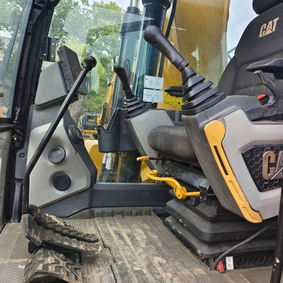 Crawler excavator CAT 320 GC: picture 15