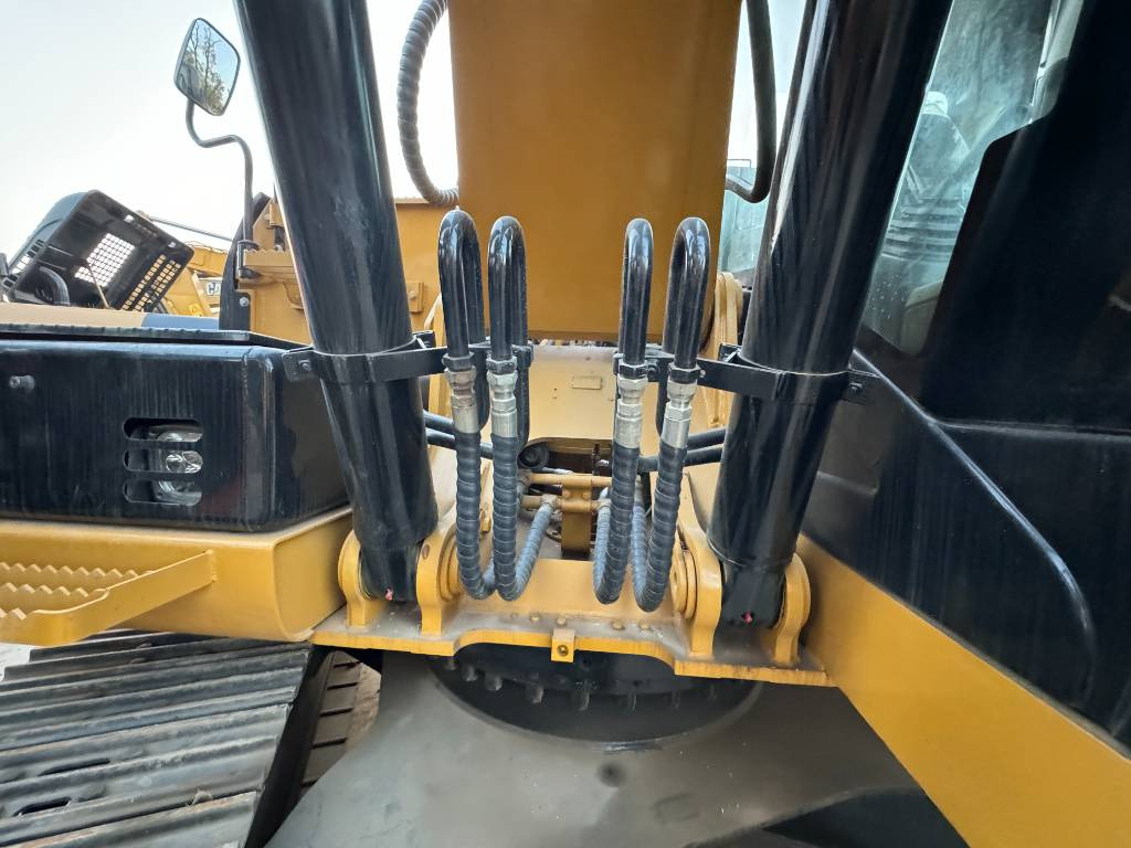 Crawler excavator CAT 320D2L: picture 10