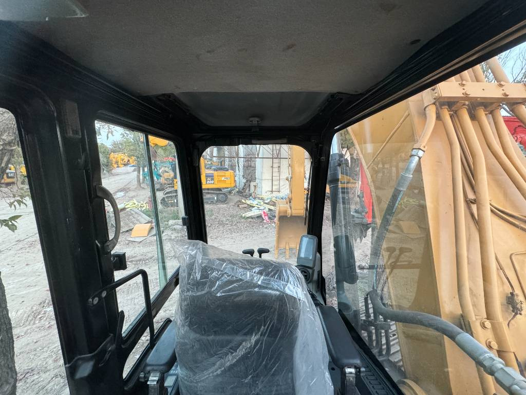 Crawler excavator CAT 320D2L: picture 13