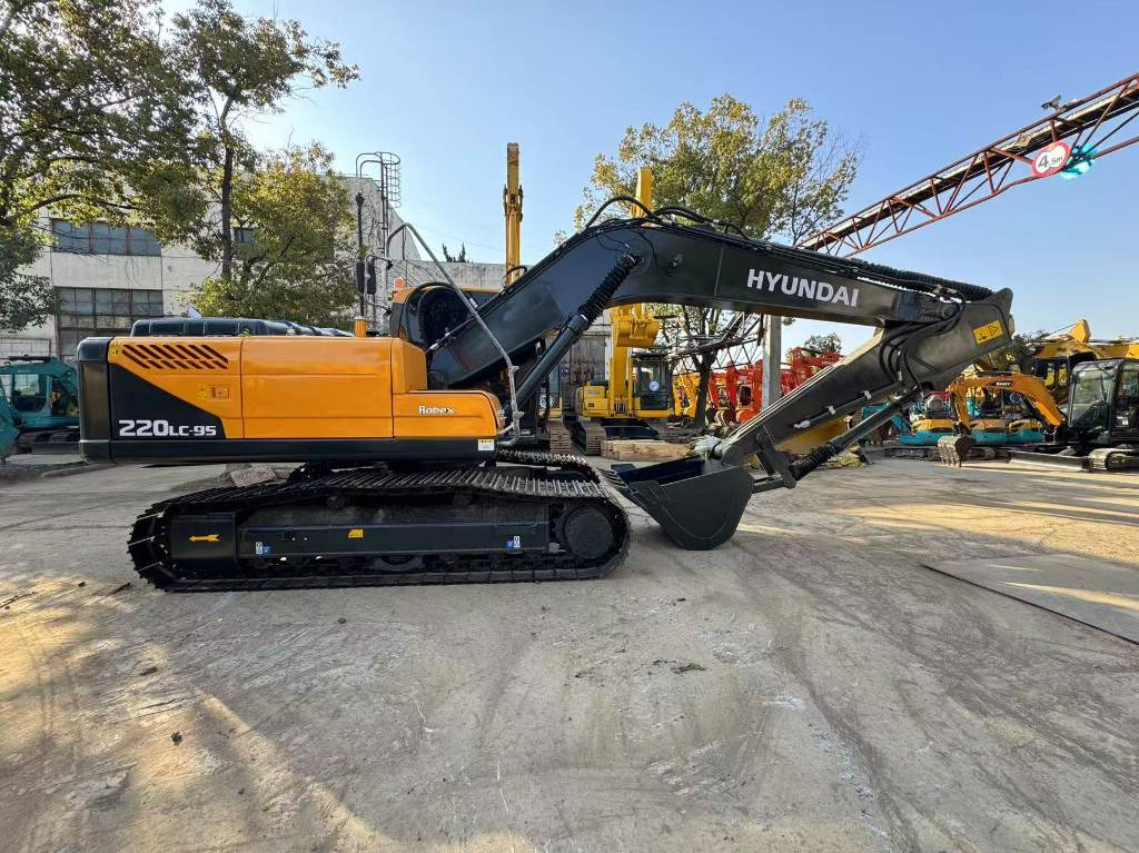 Hyundai 220LC-9S - Crawler excavator: picture 3 Hyundai 220LC-9S - Crawler excavator: picture 3