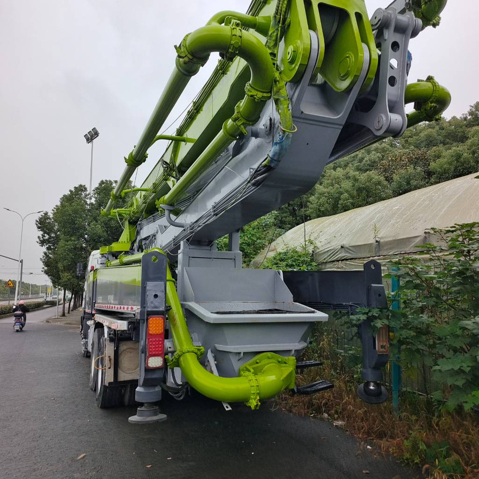 Zoomlion ZLJ5336THBSE - Concrete pump truck: picture 1 Zoomlion ZLJ5336THBSE - Concrete pump truck: picture 1