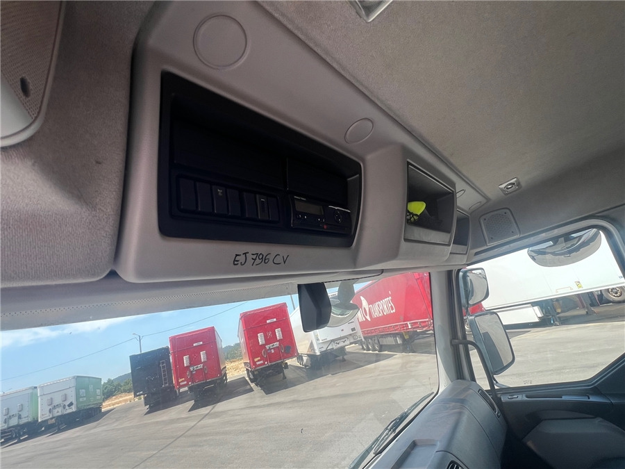 Isothermal truck Renault D 19: picture 10