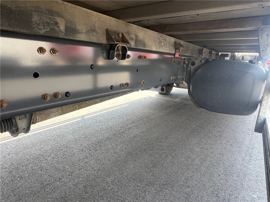Isothermal truck Renault D 19: picture 13