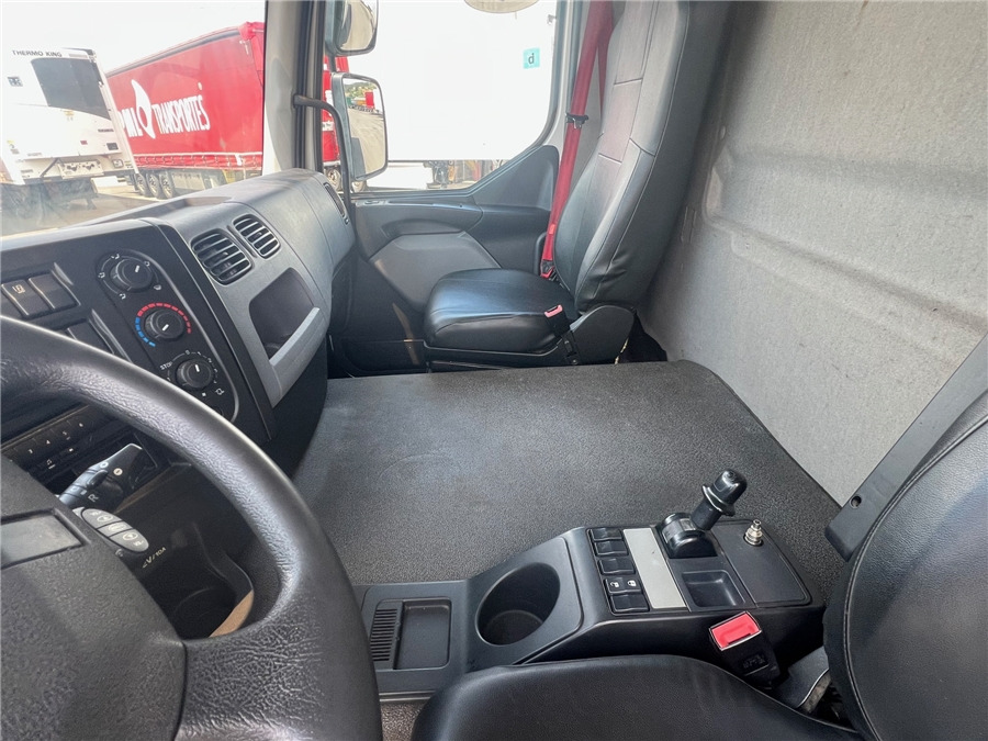 Isothermal truck Renault D 19: picture 11