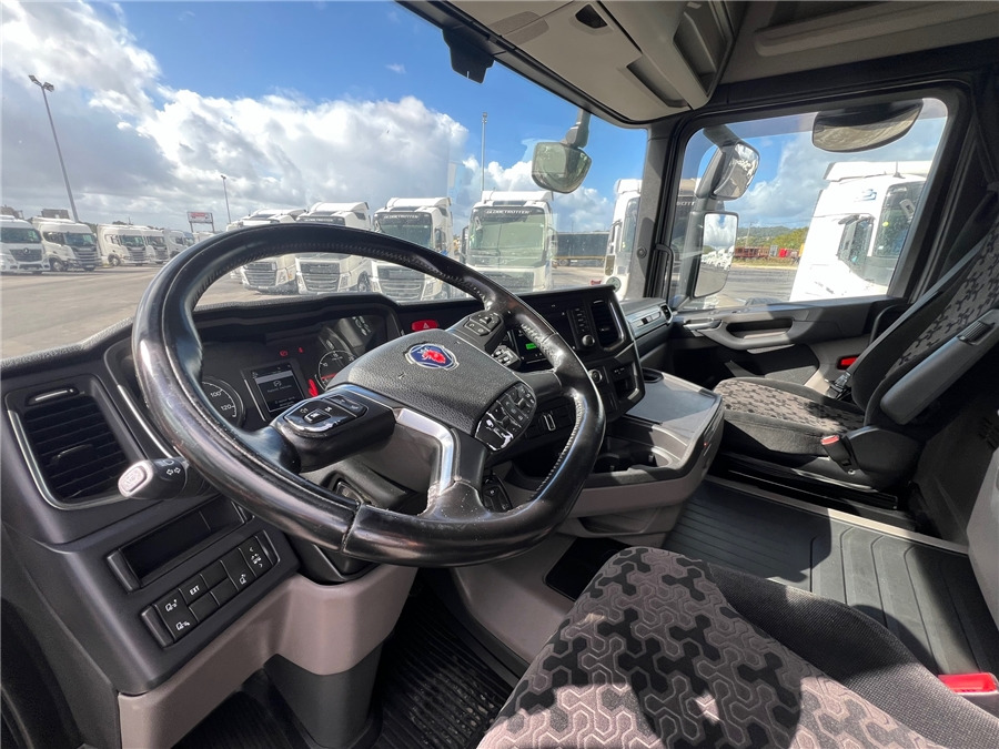 Interior photo 1: Tractor unit Scania R450 / RETARDER