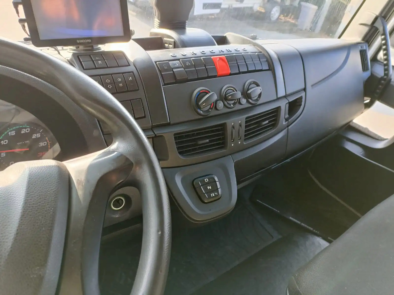 IVECO EUROCARGO 140E28P - Cab chassis truck: picture 5 IVECO EUROCARGO 140E28P - Cab chassis truck: picture 5