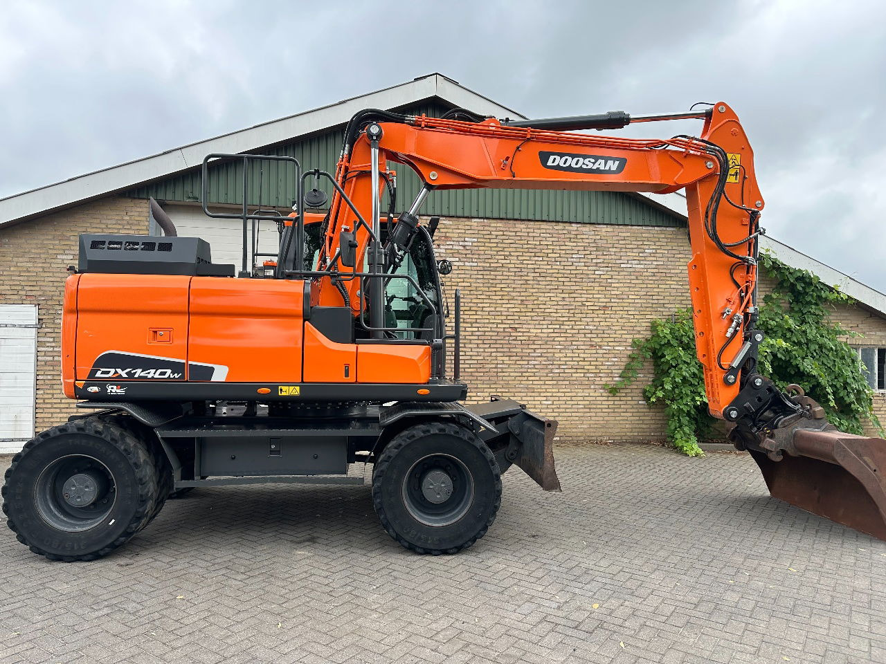 Doosan DX140W-5 - Wheel excavator: picture 5 Doosan DX140W-5 - Wheel excavator: picture 5