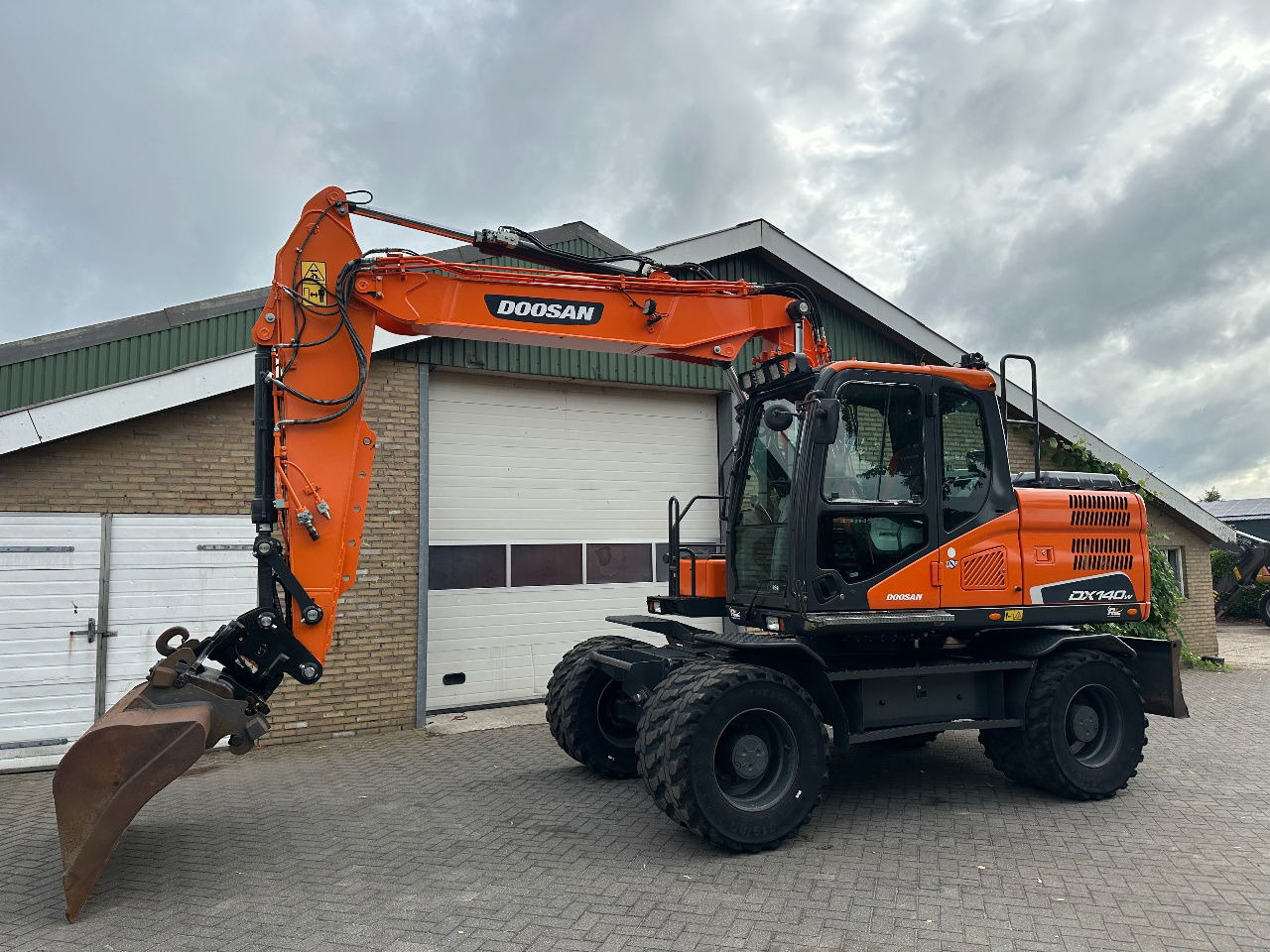 Doosan DX140W-5 - Wheel excavator: picture 2 Doosan DX140W-5 - Wheel excavator: picture 2