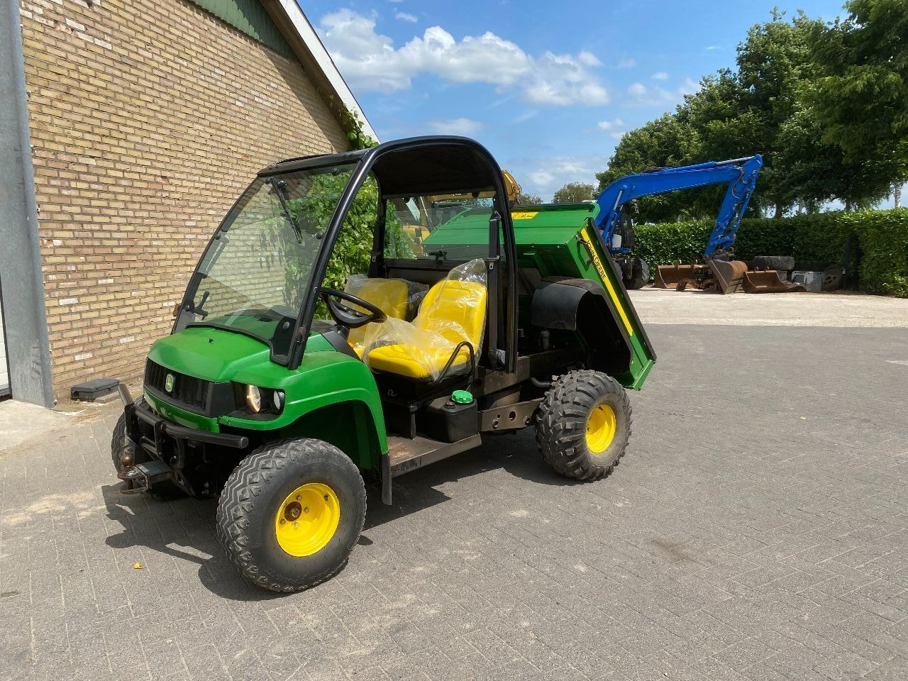 John Deere HPX 4X4 - Side-by-side/ ATV: picture 1 John Deere HPX 4X4 - Side-by-side/ ATV: picture 1