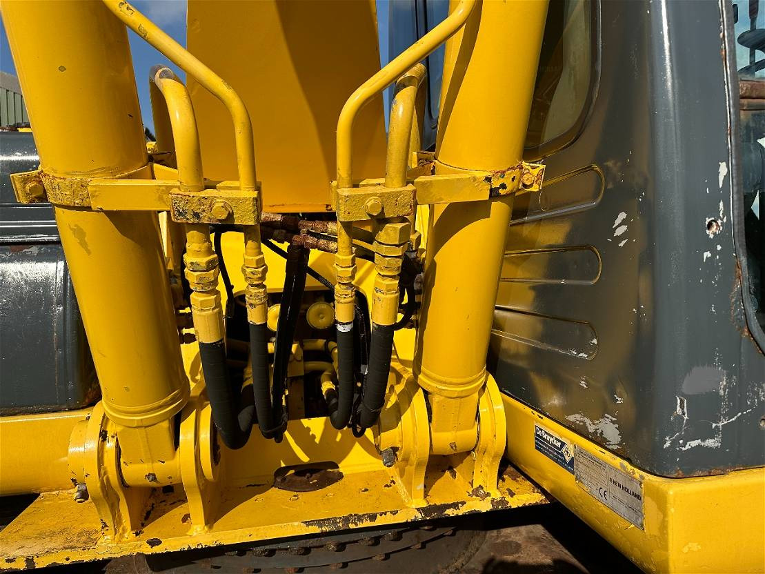 Crawler excavator New Holland E215: picture 15