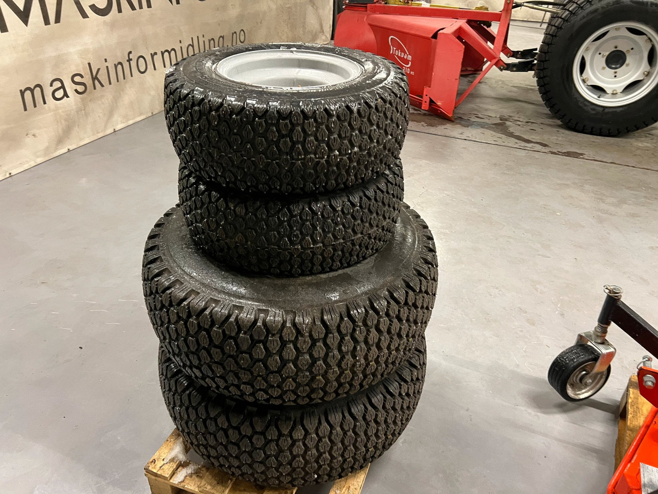 Dekk passer Massey Ferguson 1525 - Wheel and tire package for Agricultural machinery: picture 1 Dekk passer Massey Ferguson 1525 - Wheel and tire package for Agricultural machinery: picture 1