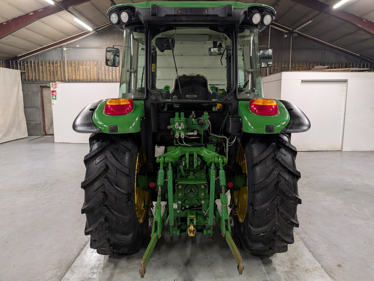 John Deere 5085M - Farm tractor: picture 4 John Deere 5085M - Farm tractor: picture 4