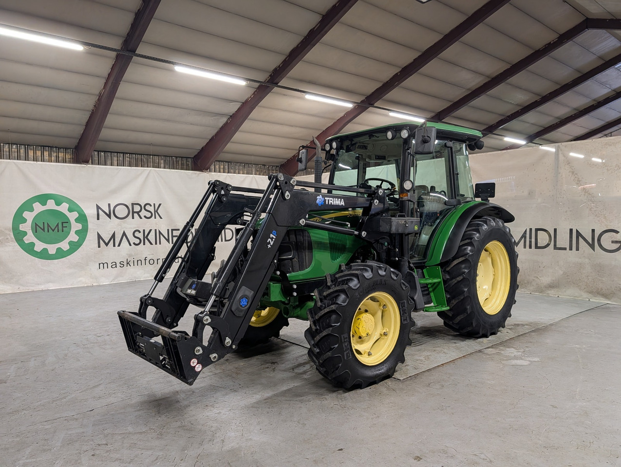 Farm tractor John Deere 5720: picture 1