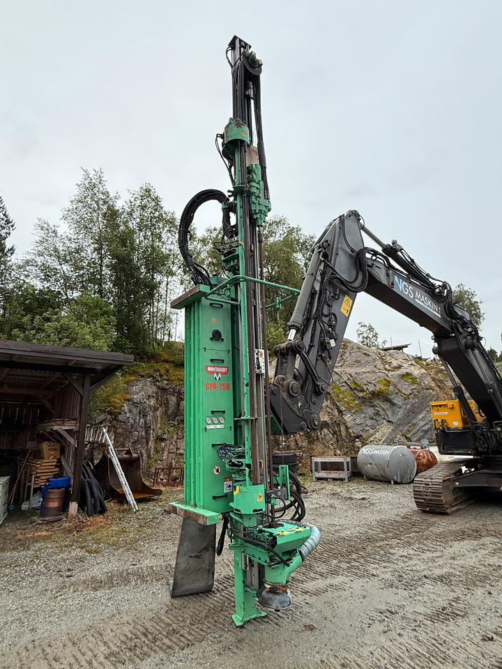 Crawler excavator Volvo EC250DL med Montabert tårn: picture 10
