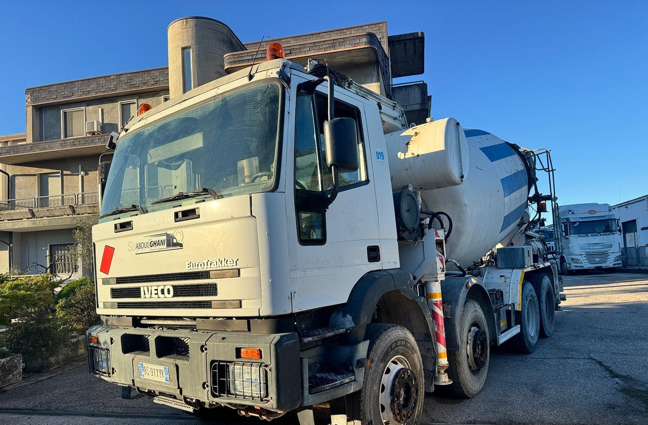 Betonpompa CIFA Iveco Trakker 410E44 - Concrete pump truck: picture 1 Betonpompa CIFA Iveco Trakker 410E44 - Concrete pump truck: picture 1