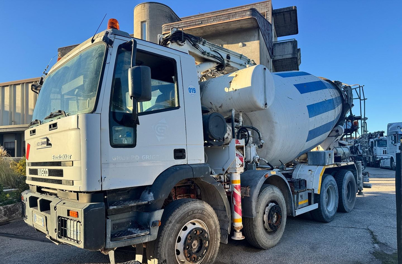 Betonpompa CIFA Iveco Trakker 410E44 - Concrete pump truck: picture 3 Betonpompa CIFA Iveco Trakker 410E44 - Concrete pump truck: picture 3