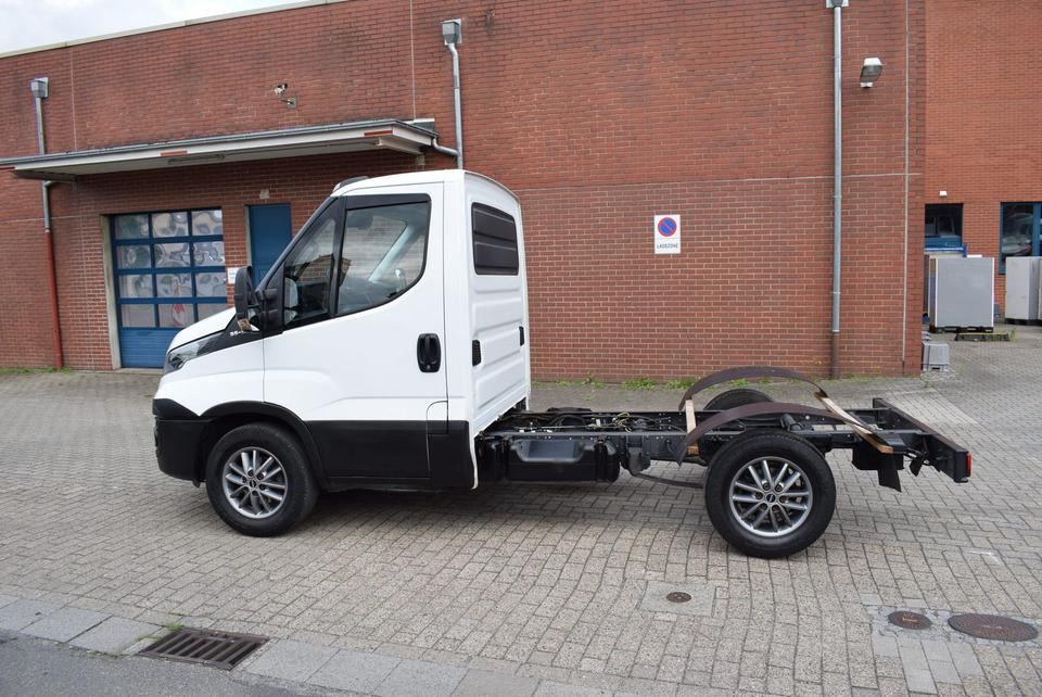 Iveco Daily 35 S21 3,0 Automatik Luftfederung Tempomat - Cab chassis truck, Van: picture 3 Iveco Daily 35 S21 3,0 Automatik Luftfederung Tempomat - Cab chassis truck, Van: picture 3