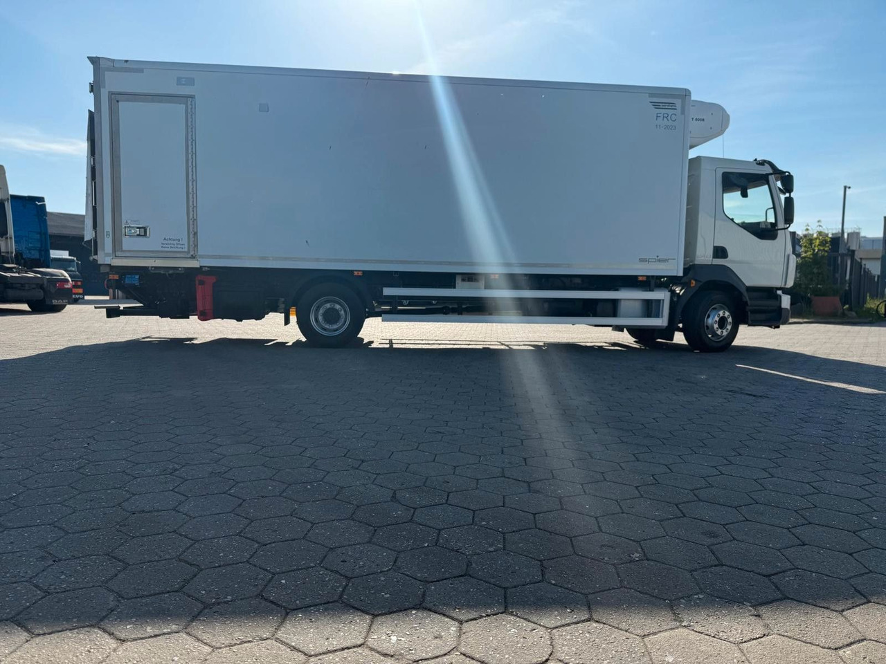 Volvo FL 42 R 240 +Thermoking T-880R+Kamera - Refrigerator truck: picture 2 Volvo FL 42 R 240 +Thermoking T-880R+Kamera - Refrigerator truck: picture 2
