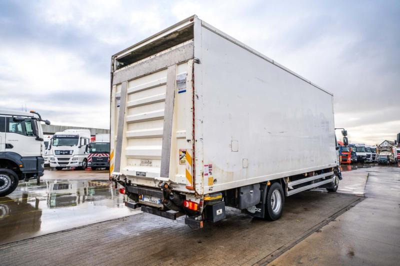 Renault MIDLUM 220 (16T)+ DHOLLANDIA 2T. - Box truck: picture 4 Renault MIDLUM 220 (16T)+ DHOLLANDIA 2T. - Box truck: picture 4