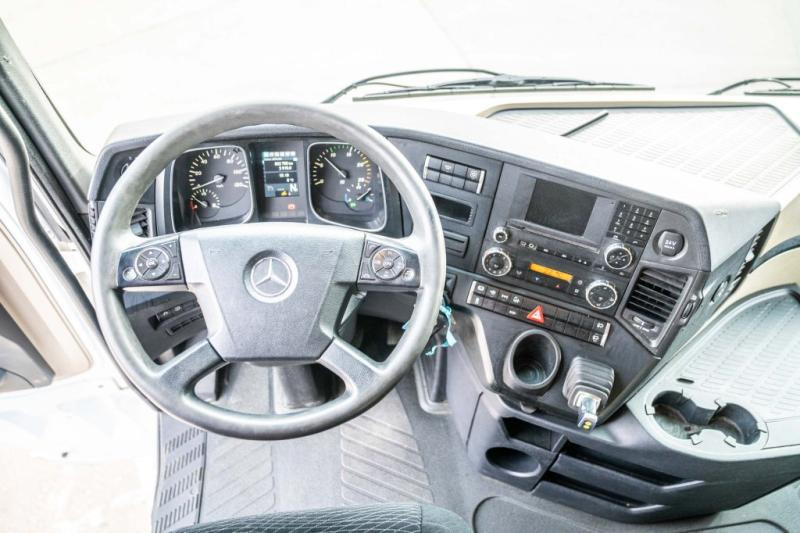 Interior photo 2: Tractor unit Mercedes ACTROS 1845 LS+E6