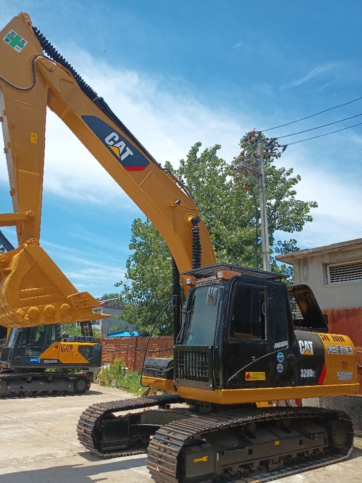 CAT 320 D2 - Crawler excavator: picture 2 CAT 320 D2 - Crawler excavator: picture 2